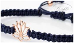 Ručně vyráběný minimalistický náramek s ikonickým macrame pletením a symbolem lotosového květu (Ag 9